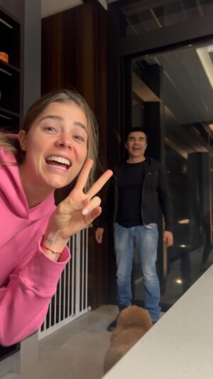 Adrián Uribe Instagram - Para iniciar la semana con todo 🤣 

@adrianuribe : “hay c$br@n 🤣” 

No soy vengativa mi amor, sólo no podía dejar pasar 🙊🤣