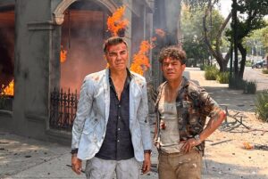 Adrián Uribe Instagram - Mañana se estrena “DIVINA SEÑAL” una película muy divertida que tuve el placer de hacer junto a mis queridos y talentosos @soymemovillegas y @la_serradilla además de un gran elenco. Con la dirección del máster @pitipolybarra 
No se la pueden perder solo por @primevideomx 🙏😃