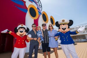 Adrián Uribe Instagram - Vacaciones mágicas en familia!
Gracias por esta hermosa experiencia! 
😃🙏💫 @DisneyCruiseLine 
#DisneyCruiseLine
