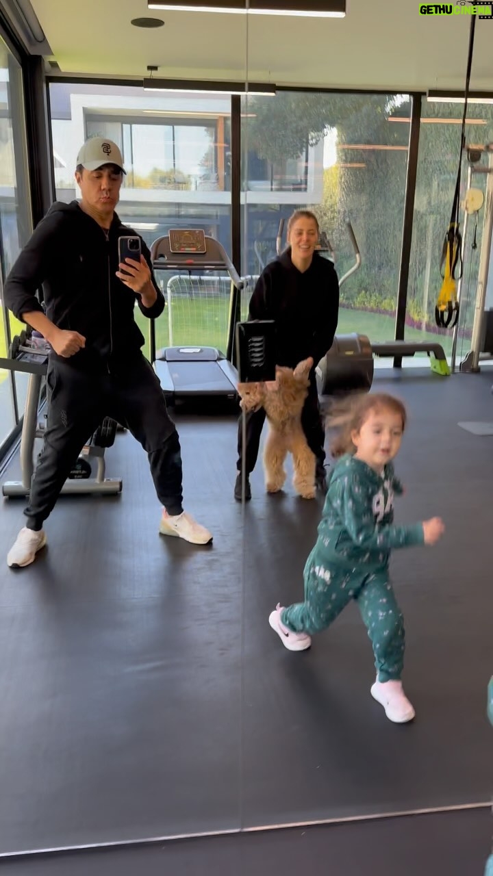 Adrián Uribe Instagram - Es domingo y el cuerpo lo sabe! 💃🕺🐶❤️