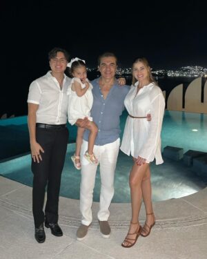 Adrián Uribe Instagram - Así recibimos el 2024!🙏❤️🎉