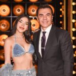Adrián Uribe Instagram – Tener juntos a una leyenda de la televisión @donfranciscotv a una estrella juvenil nominada al latín Grammy @keniaos🔥 y a una enciclopedia humana  @diegoruzzarin 
sólo es posible en @denochesinsueno 
🇲🇽 Sábado 11 pm @canalestrellas 
🇺🇸 Domingo 9/8 @univision
