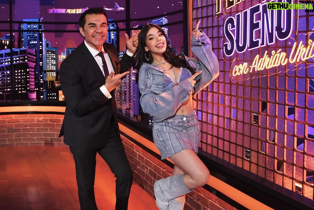Adrián Uribe Instagram - Tener juntos a una leyenda de la televisión @donfranciscotv a una estrella juvenil nominada al latín Grammy @keniaos🔥 y a una enciclopedia humana @diegoruzzarin sólo es posible en @denochesinsueno 🇲🇽 Sábado 11 pm @canalestrellas 🇺🇸 Domingo 9/8 @univision