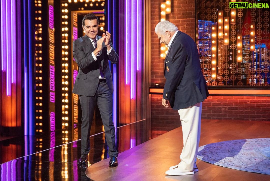 Adrián Uribe Instagram - Tener juntos a una leyenda de la televisión @donfranciscotv a una estrella juvenil nominada al latín Grammy @keniaos🔥 y a una enciclopedia humana @diegoruzzarin sólo es posible en @denochesinsueno 🇲🇽 Sábado 11 pm @canalestrellas 🇺🇸 Domingo 9/8 @univision