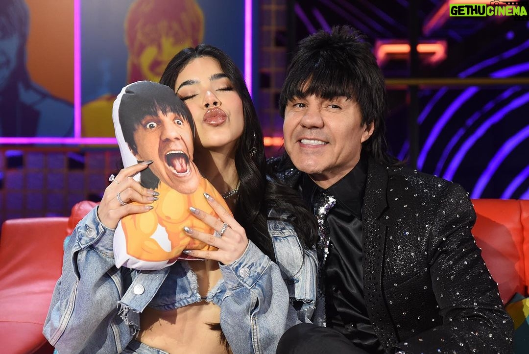 Adrián Uribe Instagram - Tener juntos a una leyenda de la televisión @donfranciscotv a una estrella juvenil nominada al latín Grammy @keniaos🔥 y a una enciclopedia humana @diegoruzzarin sólo es posible en @denochesinsueno 🇲🇽 Sábado 11 pm @canalestrellas 🇺🇸 Domingo 9/8 @univision