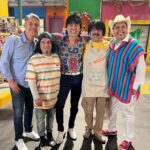 Adrián Uribe Instagram - Disfrute mucho este día de grabación y reencontrarme con entrañables compañeros con los que hace 23 años iniciamos en “La hora pico”. Querida @consueloduval disfrute mucho trabajar contigo nuevamente y hacer posible este gran reencuentro de “La Nakaranda y el Vítor”. Gracias siempre mi querido @reylo_ y y gracias a toda la producción. No se pierdan hoy el final de temporada de @talparacualof 8:30 pm @canalestrellas
