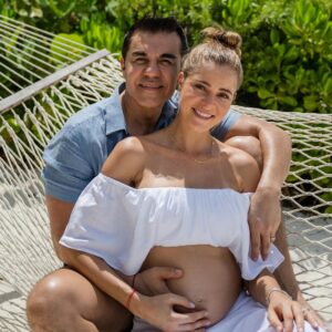 Adrián Uribe Instagram - 4 años juntos… y los que faltan! 🙏 Te amo! @thuanymart ❤️