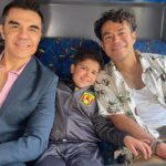 Adrián Uribe Instagram - Mañana se estrena “DIVINA SEÑAL” una película muy divertida que tuve el placer de hacer junto a mis queridos y talentosos @soymemovillegas y @la_serradilla además de un gran elenco. Con la dirección del máster @pitipolybarra No se la pueden perder solo por @primevideomx 🙏😃