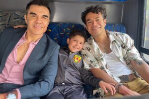 Adrián Uribe Instagram - Mañana se estrena “DIVINA SEÑAL” una película muy divertida que tuve el placer de hacer junto a mis queridos y talentosos @soymemovillegas y @la_serradilla además de un gran elenco. Con la dirección del máster @pitipolybarra 
No se la pueden perder solo por @primevideomx 🙏😃