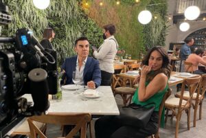 Adrián Uribe Instagram - Mañana se estrena “DIVINA SEÑAL” una película muy divertida que tuve el placer de hacer junto a mis queridos y talentosos @soymemovillegas y @la_serradilla además de un gran elenco. Con la dirección del máster @pitipolybarra 
No se la pueden perder solo por @primevideomx 🙏😃