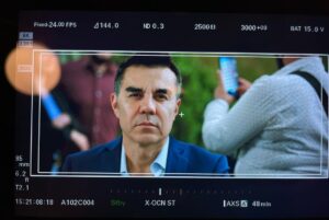 Adrián Uribe Instagram - Mañana se estrena “DIVINA SEÑAL” una película muy divertida que tuve el placer de hacer junto a mis queridos y talentosos @soymemovillegas y @la_serradilla además de un gran elenco. Con la dirección del máster @pitipolybarra 
No se la pueden perder solo por @primevideomx 🙏😃