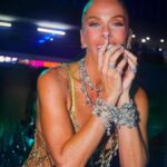 Adriane Galisteu Instagram - Cheia de charms… mais uma noite linda por aqui! #carnavaldagalisteu #pandoratakesrio #belove #errejota #carnaval #brilho 💙♥️💜🩷💛🤍🩵 Marques De Sapucai Sambodromo