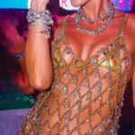 Adriane Galisteu Instagram – Cheia de charms… mais uma noite linda por aqui! #carnavaldagalisteu #pandoratakesrio #belove #errejota #carnaval #brilho 💙♥️💜🩷💛🤍🩵 Marques De Sapucai Sambodromo