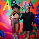 Adriane Galisteu Instagram - O carnaval não acabou não hein? Um close por aqui! #bailedaarara @carnavaldaarara 🦜💚💜🩵💛🤍🩷 Casa França Brasil