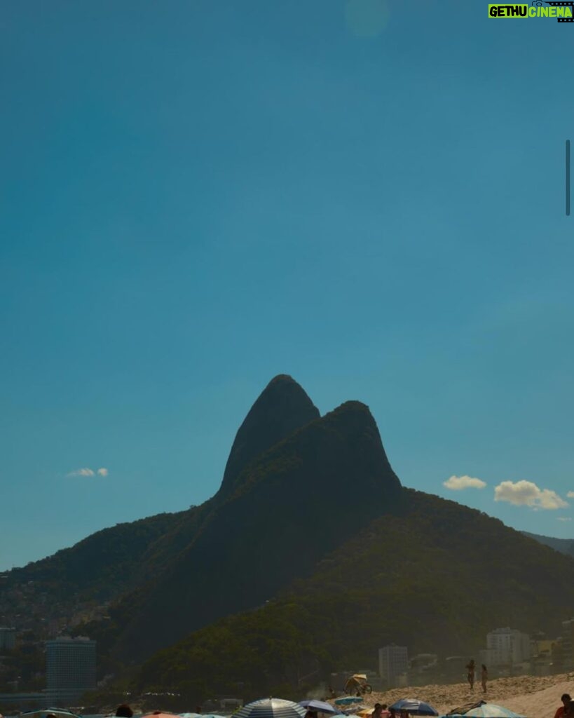 Adriane Galisteu Instagram - Domingão, praião, céu azulzão… esse é meu verão. #carnavaldagalisteu #pandoratakesrio #errejota #paratudocarnaval Ipanema Beach, Rio de Janeiro