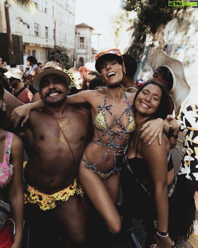 Adriane Galisteu Instagram - Santa Teresa do jeito que tem que ser! Eu amo! 💚💜💛🩵🤍🩷💙#carnavaldagalisteu #carnaval #santateresa Santa Teresa Hotel Rio - MGallery