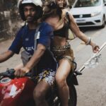 Adriane Galisteu Instagram - Ela é um acontecimento! Adriane Galisteu continua conquistando os nossos corações, e desta vez, a apresentadora literalmente parou o bairro de Santa Tereza no Rio, para fazer esse ensaio no mood bem Carnaval, e compartilhou com a @lofficielbrasil! Em um bate-papo leve e super sincero, a musa conta toda a sua rotina e preparação para brilhar na Sapucaí, desfilando pela Portela. Confira todos os detalhes da entrevista no link da bio! (Foto: viniciusmochizuki) #adrianegalisteu #carnaval Fotos: Vinicius Mochizuki Stylist: Thidy Alvis e Milton Martins Beleza: Rafael Senna Hair: Thiago Fortes