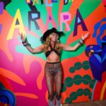 Adriane Galisteu Instagram - O carnaval não acabou não hein? Um close por aqui! #bailedaarara @carnavaldaarara 🦜💚💜🩵💛🤍🩷 Casa França Brasil