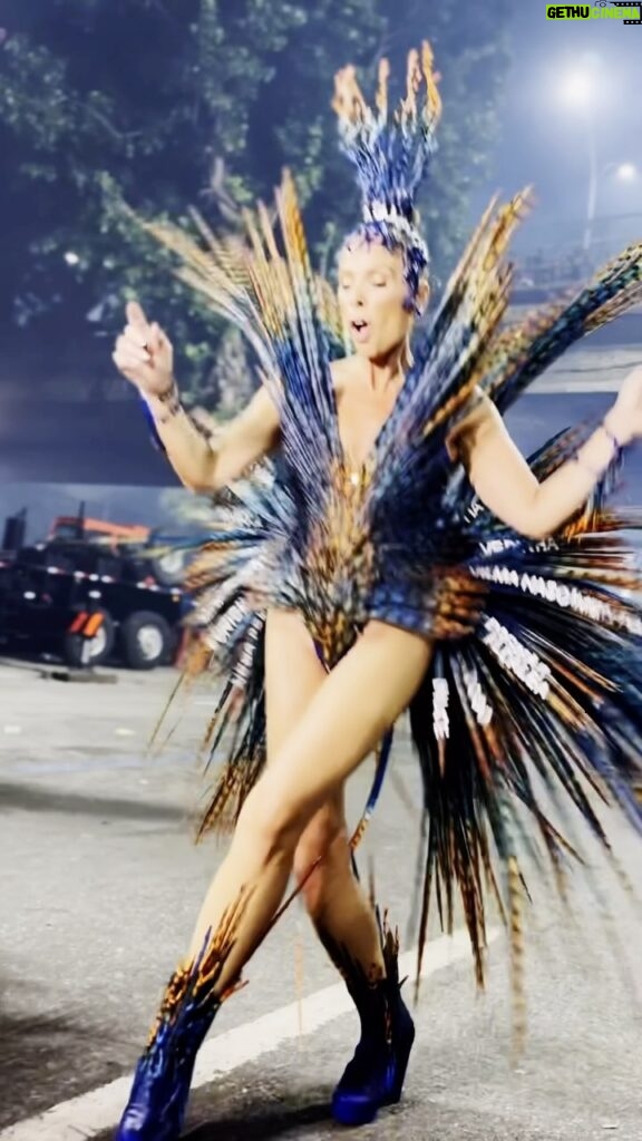 Adriane Galisteu Instagram - Noite linda e emocionante do começo ao fim 💙 salve o carnaval no ritmo da beleza com os finalizadores da @truss! do camarim ao sambódromo, garantindo meu penteado duradouro e perfeito! #truss #brilhotruss #carnavaltruss #seubrilhotruss Fairmont Rio de Janeiro Copacabana