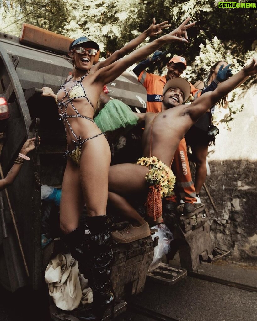 Adriane Galisteu Instagram - Santa Teresa do jeito que tem que ser! Eu amo! 💚💜💛🩵🤍🩷💙#carnavaldagalisteu #carnaval #santateresa Santa Teresa Hotel Rio - MGallery