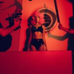 Adriane Galisteu Instagram - Fevereiro acabou mas….O carnaval Vive e eu amo!!! #tbt #look #latex #moda 📷🖤@viniciusmochizuki