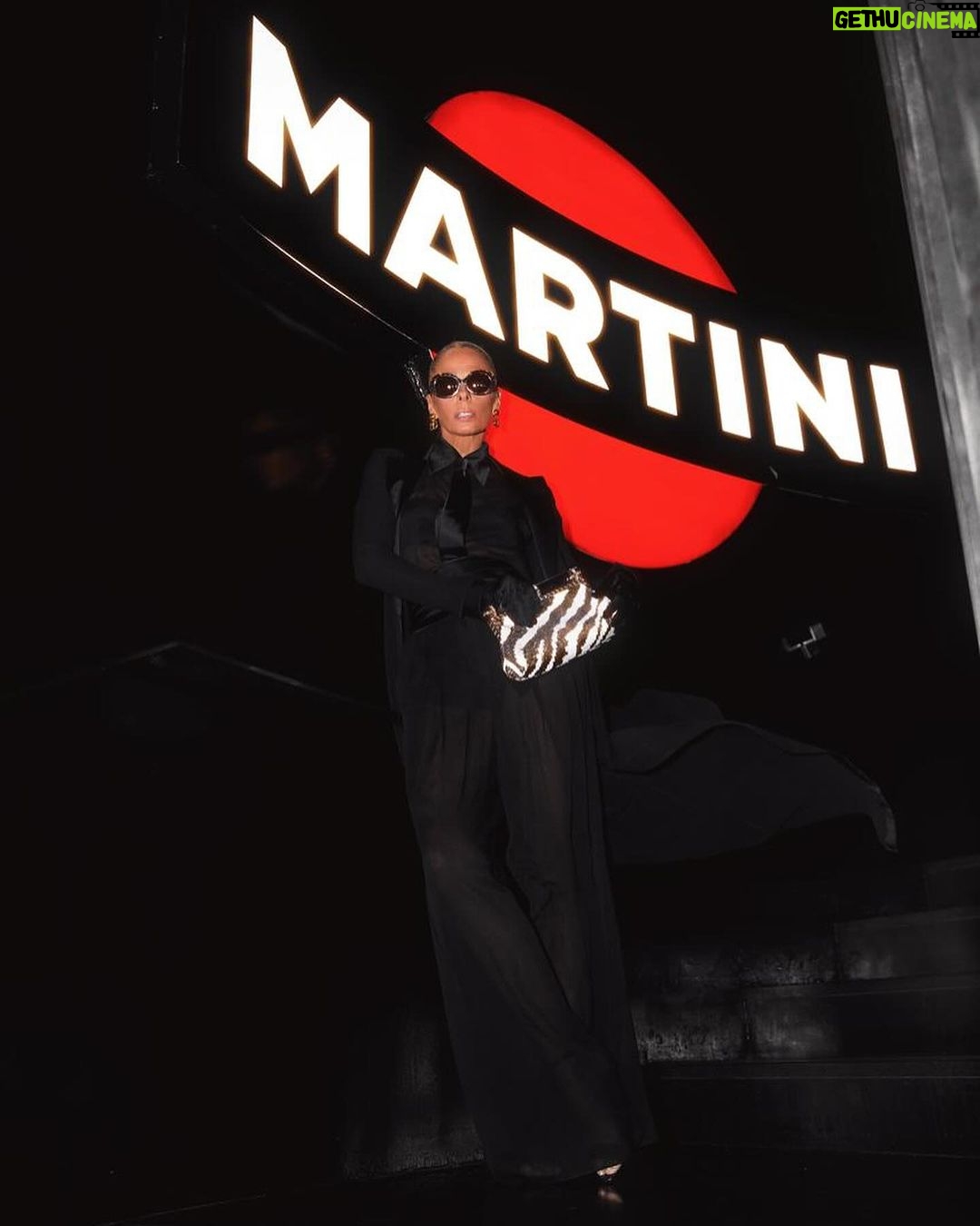 Adriane Galisteu Instagram - Cheers 🍸 Dolce moments ♥️ @dolcegabbana #mfw #martini Dolce & Gabbana Martini