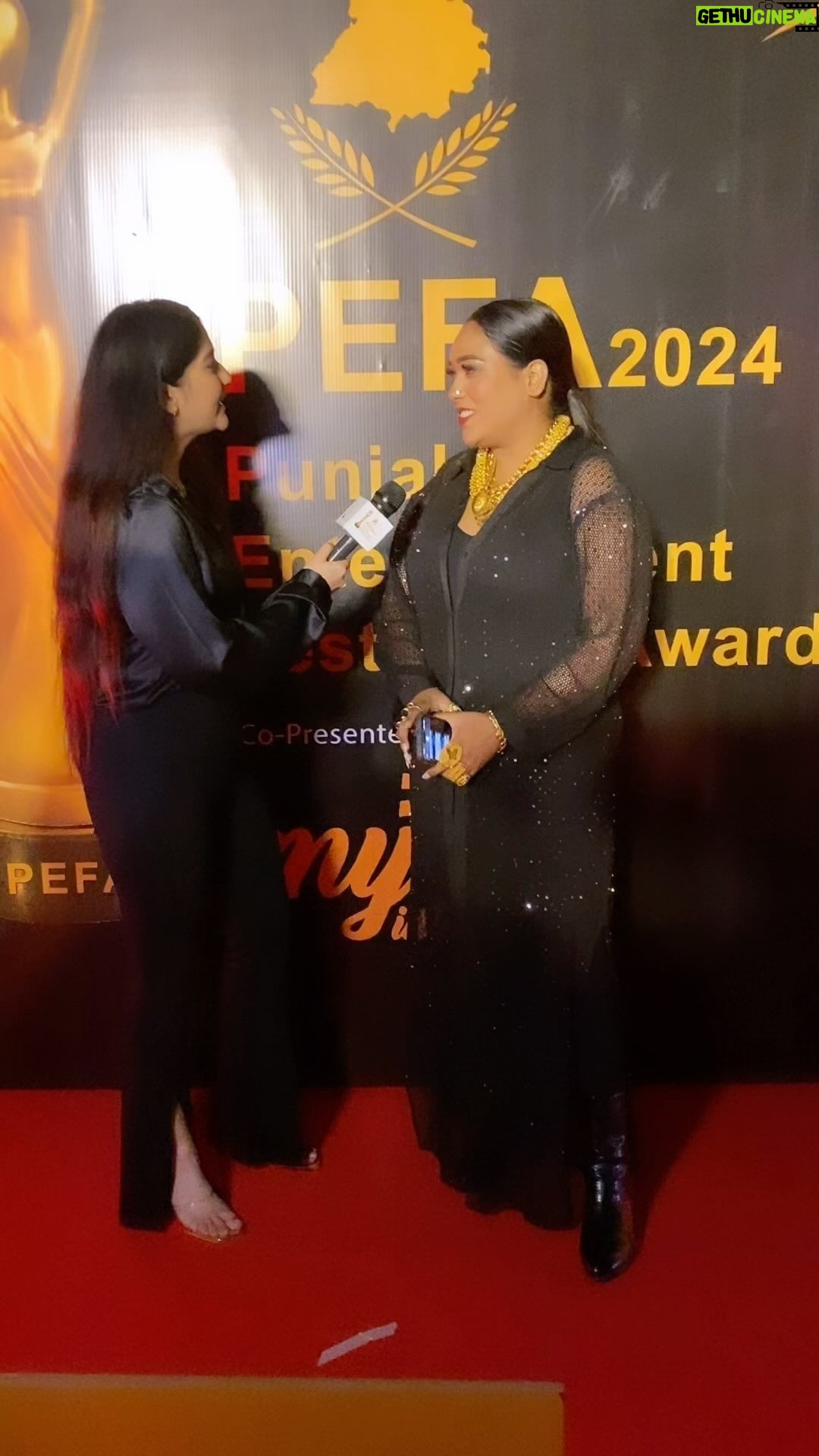 Afsana Khan Instagram - Thanku so much PEFA 2024 for this precious BEBA JAGMOHAN Kaur Ji 🙌 @official_pefa #musicindustry Blessed @itsafsanakhan 🧿💫❤️ #award #shukranaguruji💗 #allha #omnamhshivay🙏🙏 Chandigarh, India