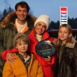 Agata Mutsenietse Instagram - Первые кадры со съемок новогодней сказки «Колотун». Дмитрий Калихов снова сыграет сына персонажа Агаты🫶🏻 Расширенный сюжет: Семья Снегиревых переживает не лучший период: родители (Агата Муцениеце и Иван Колесников) готовятся к разводу, о котором их сын Ромка (Дима Калихов) пока ничего не подозревает. Мама с папой, не желая портить ребенку Новый год, решают рассказать ему все уже после праздника. Но семейству не суждено оказаться за новогодним столом с мандаринами и оливье – 31 декабря Снегиревы вместе с машиной в буквальном смысле провалятся в параллельный мир. Там их ждут невероятные приключения и знакомства. Они встретят доброго волшебника Поляриуса (Ваха), увлеченного своими изобретениями, его внучку Эмилию (Бабаскина), Ядвигу (Ильяшенко) - колдунью по профессии и ведьму по призванию, и даже опасного Колотуна (Горбатов), повелителя холода и льда, мечтающего о мировом господстве. #АгатаМуцениеце #AgataMuceniece #ИванКолесников #ДмитрийКалихов #Колотун
