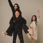 Agata Mutsenietse Instagram - С моей Агатой мы знакомы половину жизни) И Тимофейчика помню на руках ещё совсем крохой💫 Огромная радость, разделить с ребятами разговор по душам) Мир в котором мы живем,он какой? -Он веселый, красочный не смотря на серую погоду, наполнен горящими свечами, огонечками и вкусными круассанами , смехом, ванной с пеной🥐✨🕯️ Я очень люблю наш мир! По-моему в таком мире может жить каждый, ведь выбор - всегда за нами 🤍 И семья Агаты - самое точное тому подтверждение! Family Агата Муцениеце Photo @tanya_volkova MUAH: @yanabeautym Style @countrytextile @vikacountry Production @shumskih_an Москва • Moscow