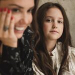 Agata Mutsenietse Instagram - С моей Агатой мы знакомы половину жизни) И Тимофейчика помню на руках ещё совсем крохой💫 Огромная радость, разделить с ребятами разговор по душам) Мир в котором мы живем,он какой? -Он веселый, красочный не смотря на серую погоду, наполнен горящими свечами, огонечками и вкусными круассанами , смехом, ванной с пеной🥐✨🕯️ Я очень люблю наш мир! По-моему в таком мире может жить каждый, ведь выбор - всегда за нами 🤍 И семья Агаты - самое точное тому подтверждение! Family Агата Муцениеце Photo @tanya_volkova MUAH: @yanabeautym Style @countrytextile @vikacountry Production @shumskih_an Москва • Moscow
