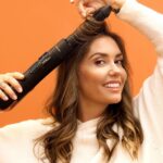 Agata Mutsenietse Instagram - Волосы несут твое лицо! Так говорила моя бабушка. И я с ней согласна, поэтому фен-щетка от Grundig теперь со мной каждый день. Мой выбор не случайный, ведь это премиальный бренд с долгой историей и гарантией немецкого качества. У моего фена три щётки разного диаметра для разных укладок. Корпус очень удобный: не скользит, приятный на ощупь, и он, конечно, стильный! Важно, что насадки с керамическим покрытием, обогащенным натуральными маслами кокоса и макадамии. Зачем это нужно? Когда керамическое покрытие разогревается, масла начинают выделяться из него. Я чувствую, как после укладки мои волосы выглядят более ухоженными, гладкими и блестящими. Ощущения утяжеления, как после спреев с маслами, нет, зато эффект мне очевиден. Восхитительный бонус к укладке! И самое главное — фен-щётка Grundig HS 7080- мой подарок себе к приближающемуся Восьмому марта и на каждый день года. Реклама. ООО «БЕКО». ИНН 7804157910 . Erid: LjN8Jsw5x