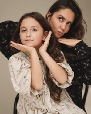 Agata Mutsenietse Instagram - Говорят, когда Бог дарит женщине девочку, он хочет сделать ей комплимент!! Ну если такой комплимент сделал мне Бог, то я даже не знаю чем я заслужила! Ты вообще какая-то неземная! Умная, талантливая, красивая, добрая, честная.. Да таких просто не бывает!!!!!!! Сегодня мы будем веселится в твою честь, а я смотреть как ты улыбаешься и понимать, что я живу для того, чтоб ты улыбалась! Мой смысл всего, мое сердечко, моя любовь! Я буду твоими крыльями! 💞💖остальное сейчас пойду и тебе скажу! Спасибо что ты родилась! 💖