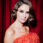 Agata Mutsenietse Instagram - Ну что, вчера в кинотеатре “Художественный» мы посмотрели «Честный Развод. Бенефис» теперь хочется еще больше, чтоб и вы его тоже посмотрели! Ну какой же невероятный Леонид Аркадьевич Якубович в этом фильме! Он - легенда ❤️Как же все получилось волшебно❤️Фильм не просто комедия, это история про папу и дочь.. Про поиск мечты и прощения! Умоляю посмотрите, чтоб с правильным ощущением наполненности и любви войти в этот Новый год 🥰 Отдельное спасибо всем, кто пришел вчера меня поддержать ❤️Это так ценно🩷 За красоту отвечали: Dress: @rally.moscow Muah: @beliysad Отдельно люблю @korchagin.mov и @geomalkov за то, что я часть такого невероятного, настоящего кино с душой 🩷