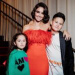 Agata Mutsenietse Instagram - Ну что, вчера в кинотеатре “Художественный» мы посмотрели «Честный Развод. Бенефис» теперь хочется еще больше, чтоб и вы его тоже посмотрели! Ну какой же невероятный Леонид Аркадьевич Якубович в этом фильме! Он - легенда ❤️Как же все получилось волшебно❤️Фильм не просто комедия, это история про папу и дочь.. Про поиск мечты и прощения! Умоляю посмотрите, чтоб с правильным ощущением наполненности и любви войти в этот Новый год 🥰 Отдельное спасибо всем, кто пришел вчера меня поддержать ❤️Это так ценно🩷 За красоту отвечали: Dress: @rally.moscow Muah: @beliysad Отдельно люблю @korchagin.mov и @geomalkov за то, что я часть такого невероятного, настоящего кино с душой 🩷