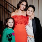 Agata Mutsenietse Instagram - Ну что, вчера в кинотеатре “Художественный» мы посмотрели «Честный Развод. Бенефис» теперь хочется еще больше, чтоб и вы его тоже посмотрели! Ну какой же невероятный Леонид Аркадьевич Якубович в этом фильме! Он - легенда ❤️Как же все получилось волшебно❤️Фильм не просто комедия, это история про папу и дочь.. Про поиск мечты и прощения! Умоляю посмотрите, чтоб с правильным ощущением наполненности и любви войти в этот Новый год 🥰 Отдельное спасибо всем, кто пришел вчера меня поддержать ❤️Это так ценно🩷 За красоту отвечали: Dress: @rally.moscow Muah: @beliysad Отдельно люблю @korchagin.mov и @geomalkov за то, что я часть такого невероятного, настоящего кино с душой 🩷