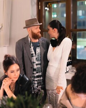 Agata Mutsenietse Instagram - В этот вечер как-то особенно хотелось пококекничать… нууууу, пококекничать, кокетство!!! Кокек… ну вы поняли) 🫶🏻
Спасибо @vikulin_d за такой чудесный вечер 🩷 смотрите все сериал «Тонкий вкус» на @kinopoisk 
На мне чудесное платье @rally.moscow 
Muah @beliysad