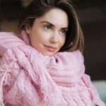 Agata Mutsenietse Instagram - В твоих красных глазах не было льда Спасибо тебе, благодарю тебя На южных пляжах венчались Сжимали кисти, акустика Твоя нежность меня пленила с первых минут Окутала навсегда И кто-то рвёт струны где-то в парадных А я ищу твои руки губами Почтовые голуби улетали в Лондон А мы играли на мобильных тонами Пускали пепел в море Разбуди меня шёпотом тихим, пока не далеко я Твоя нежность, Ассаи И лёд тихо тает, кружит медленный танец Перенеси меня в май Или придумай имя, ты меня выдумай Минуты не влюблена От имени зимы уснула или умерла В твоих красных глазах я искал солнце пятое А время капало-капало Айда уйдём от людей, расправив крылья Ведь эти люди нас переменили А я так много слов берёг для тебя Соткана солью, нежная П.С вы знаете как это нужно пропеть 😀 Костюм: @rogovshop.ru Стиль: @elenadudkina_
