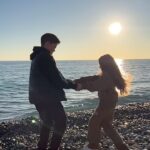 Agata Mutsenietse Instagram – Зарисовка на тему «Мы и море» 🩵
А вообще наверное стоило так много работать, чтоб провести эти чудесные дни вместе! Никогда еще наверное я так ни ценила каждый момент с этими ребятами, ни ловила каждый их взгляд, каждое «мама», каждое прикосновение, каждый звонкий смех! Нам людям сложно остановится в моменте и просто осознать, как ты счастлив! 🤍Сегодня, это получилось! 🤍