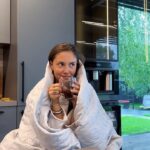 Agata Mutsenietse Instagram - Я играю персонажей, которые так или иначе отличаются от меня, и мне это нравится. Это некое мое защитное покрывало, так я прячусь за героем. А с недавних пор я приобрела незаменимого защитника – невероятно трогательное покрывало от Linens. И с ним я не расстаюсь ни дома, ни даже на съемочной площадке. Кстати, до 31 августа можно купить такое же покрывало со скидкой 15% по промокоду LINENS на Яндекс Маркете!