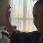 Agata Mutsenietse Instagram - Ну вы только посмотрите, как маленькие нюансы меняют целое настроение помещения!!! Ну такая ткань шикарная, так сразу заиграла тюль! В цвет с диваном и комодиком!!!!! 🤍🤍🤍спасибо @houseofart.official 💖 и @alena_mania 💖