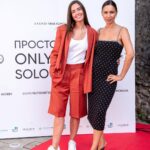 Agata Mutsenietse Instagram - Дворец Медичи в Серавецца располагает кинотеатром. Не слишком популярное место для Тосканы, где с каждым поворотом головы, ты упираешься в кино жизни, где каждый сантиметр рисует историю искусства видеть. Однако, при патронаже фонда Terre Medicee, мы рискнули предложить зрителям, пропустить поэзию заката и посмотреть наш фильм. Мы волновались. Казалось, что собрать полный зал в маленьком итальянском городке задача невыполнимая, но магия кино снова свершилась, мы стали свидетелями этого чуда и точно запомним крышу из крон над нами, теплый ветер Тосканы, бесконечное тихое небо, слезы и аплодисменты полного зала. Это жемчужина в бусах дней и мы имеем честь положить ее в нагрудный карман памяти. Показ мы приурочили к желанию рассказать о нашем благотворительном фонде «Культура развития». Мы давно поддерживаем детей сирот на Дальнем востоке, помогаем им получить помощь в обучении. Если вам захочется поучаствовать, будем благодарны всем сердцем. Forte dei Marmi