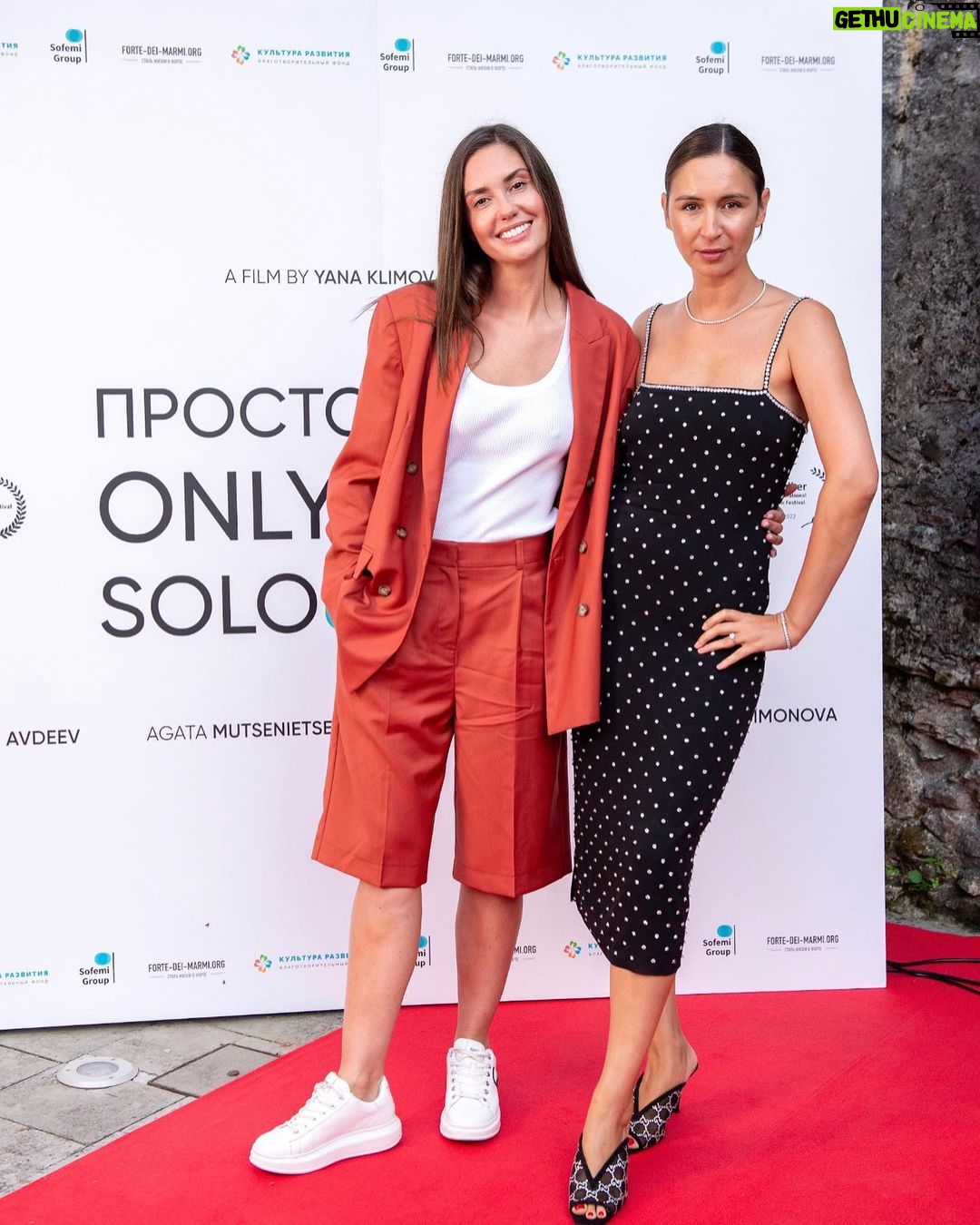 Agata Mutsenietse Instagram - Дворец Медичи в Серавецца располагает кинотеатром. Не слишком популярное место для Тосканы, где с каждым поворотом головы, ты упираешься в кино жизни, где каждый сантиметр рисует историю искусства видеть. Однако, при патронаже фонда Terre Medicee, мы рискнули предложить зрителям, пропустить поэзию заката и посмотреть наш фильм. Мы волновались. Казалось, что собрать полный зал в маленьком итальянском городке задача невыполнимая, но магия кино снова свершилась, мы стали свидетелями этого чуда и точно запомним крышу из крон над нами, теплый ветер Тосканы, бесконечное тихое небо, слезы и аплодисменты полного зала. Это жемчужина в бусах дней и мы имеем честь положить ее в нагрудный карман памяти. Показ мы приурочили к желанию рассказать о нашем благотворительном фонде «Культура развития». Мы давно поддерживаем детей сирот на Дальнем востоке, помогаем им получить помощь в обучении. Если вам захочется поучаствовать, будем благодарны всем сердцем. Forte dei Marmi