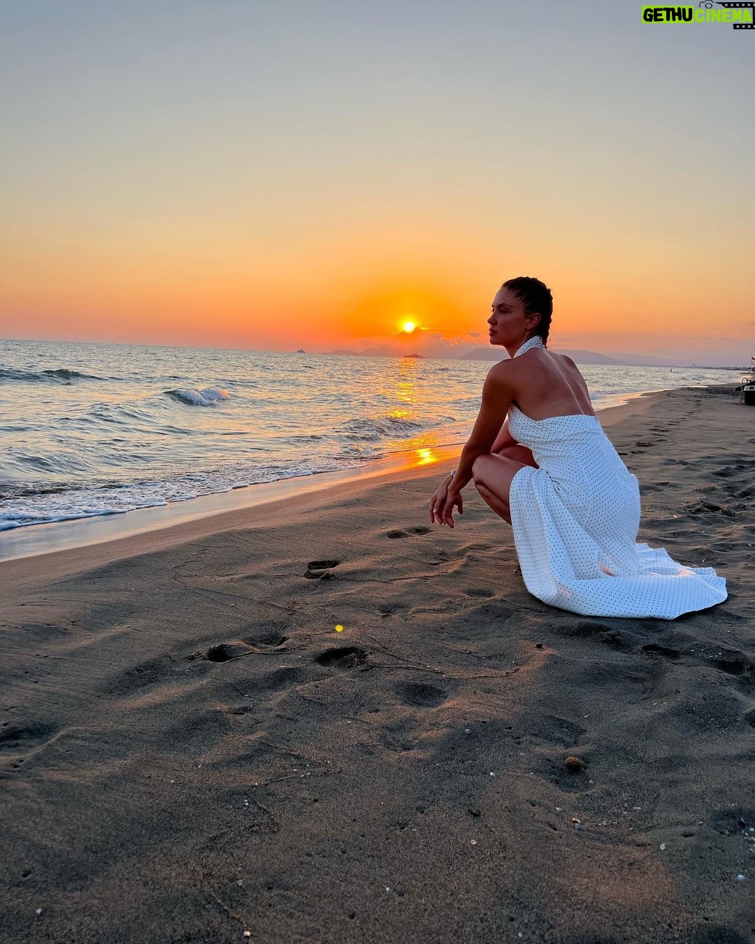 Agata Mutsenietse Instagram - Любить, творить, вдыхать…❤️ Лучший фотограф Италии @klimova_yusupova 🤍 Forte dei Marmi