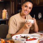 Agata Mutsenietse Instagram - Если мне чего-то нехватает в гостиной или на кухне, я захожу на Мегамаркет.. А в январе тут действует повышенный кешбэк до 50% бонусами СберСпасибо на категорию товаров для дома. Оформляю бесплатную доставку по клику и жду, пока заказ придёт на склад партнёров Мегамаркета. После, я получу уведомление, что можно вызывать курьера на любое удобное время. Опция доступна уже в 113 городах страны, и это абсолютно бесплатно. Мегамаркет дарит классную скидку всем, кто совершает первую покупку: применяйте промокод ЗИМНИЙУЮТ и получайте дополнительную скидку 500 рублей на заказ от 2 500 рублей.
