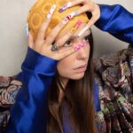 Agata Mutsenietse Instagram - Если вы не такой как все, значит вы особенный, значит вы отличаетесь от серой массы, значит вы можете менять то, что давно пора менять в этом мире, значит вы можете сами создавать и задавать новые тренды) вы - богемная рапсодия скрой массе 🥰 Команда Creative director / stylist: @brand.kurica Photography: @leonovich.ph Makeup: @aqua_marina_makeup Hair: @furybitch Nail’s style: @__onlynails__ Ass. nail’s style: @magical_nails_by_julia Decorator: @makeup.semenovaalex Clothes: @bazabrand.store @yanabesfamilnaya_official @sashagapanovich.shop
