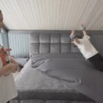 Agata Mutsenietse Instagram - Любую кроватку надо одеть))) мне на день рождения прислали подарок и я не могу не выложить, потому что вы должны это знать!!! У меня все друзья впали в панику что от нас всякие бренды подходили, нооооо!!!! Вы посмотрите какую красоту делают наши ребята из ЕКБ 💗💗💗 @cultura.tela.home начиная с оттенков, заканчивая милейшими резиночками🖤 а как они нам все упаковали! Дети радостные сами побежали застилать свои кроватки! Прикиньте!!! Дети!!! И сами застилать! 😻 А еще прелесть в том, что можно заказать любой размер, под вас все сошьют, ну вдруг у вас там кровать еще больше чем у меня 🤪 да ну я могу сколько угодно хвалить, но я словила то самое ощущение «как в отеле», а я обожаю всегда в отелях именно белье 😘теперь и у нас как в отеле! Надеюсь уже летом будем там ночевать и радоваться что у нас есть самый уютный и тёплый домик) 🙃Спасибо @cultura.tela.home за такой нужный подарок 🥳