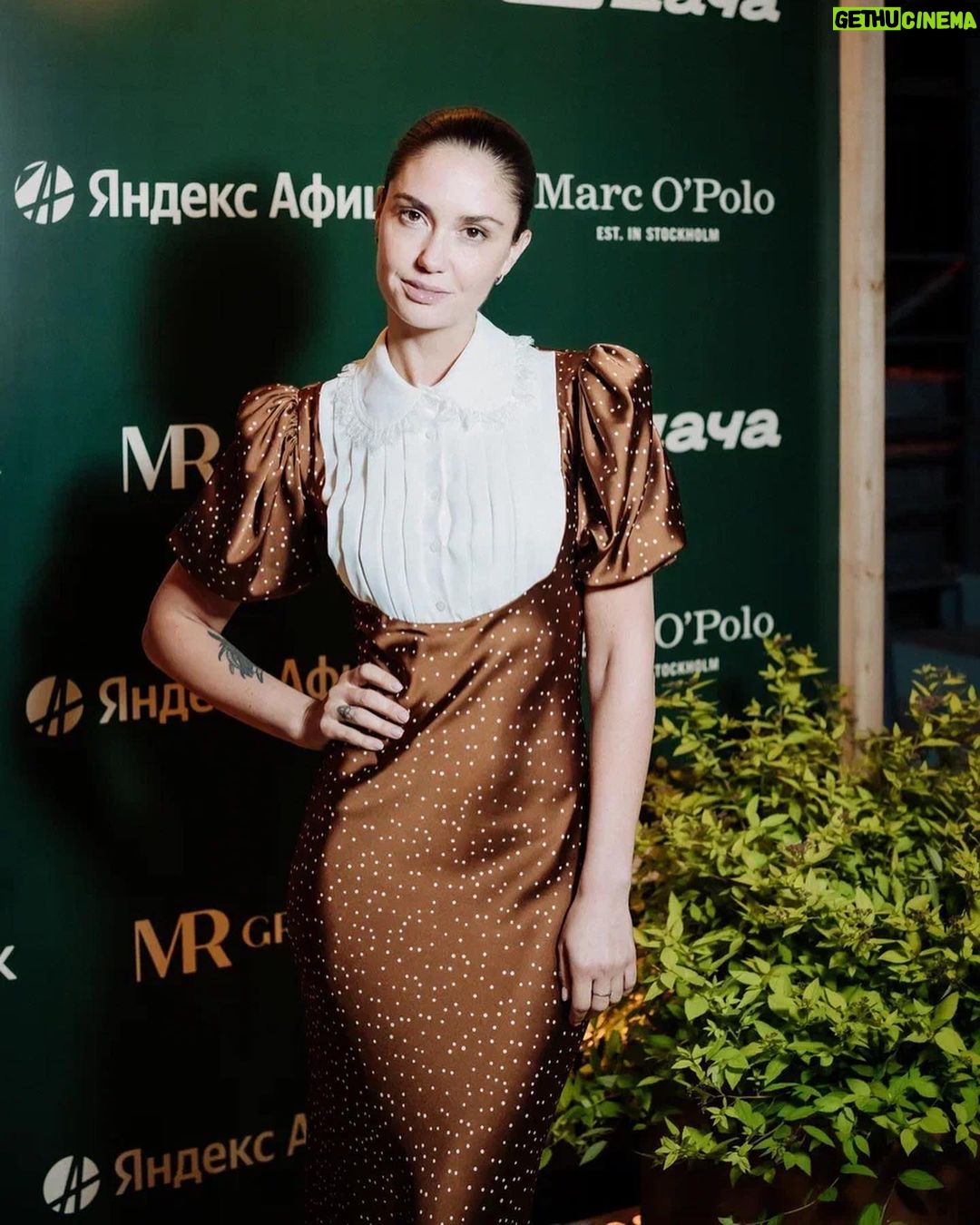 Agata Mutsenietse Instagram - Вчера был красивый вечер, я очень опоздала, но успела на десерт) но главное украшение любого вечера это конечно люди! 💕только посмотрите на эти красивые лица! Спасибо @vikulin_d ❤️ @diaghilevfest @yandex.afisha @mrgroup_rus @simplegroup_ru @technopark.ru @plus.dacha Photo📸 @ugolphoto Платье @rally.moscow