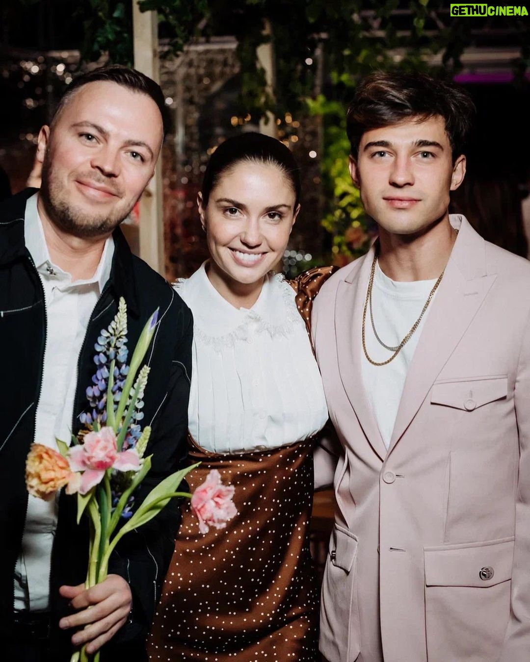 Agata Mutsenietse Instagram - Вчера был красивый вечер, я очень опоздала, но успела на десерт) но главное украшение любого вечера это конечно люди! 💕только посмотрите на эти красивые лица! Спасибо @vikulin_d ❤️ @diaghilevfest @yandex.afisha @mrgroup_rus @simplegroup_ru @technopark.ru @plus.dacha Photo📸 @ugolphoto Платье @rally.moscow