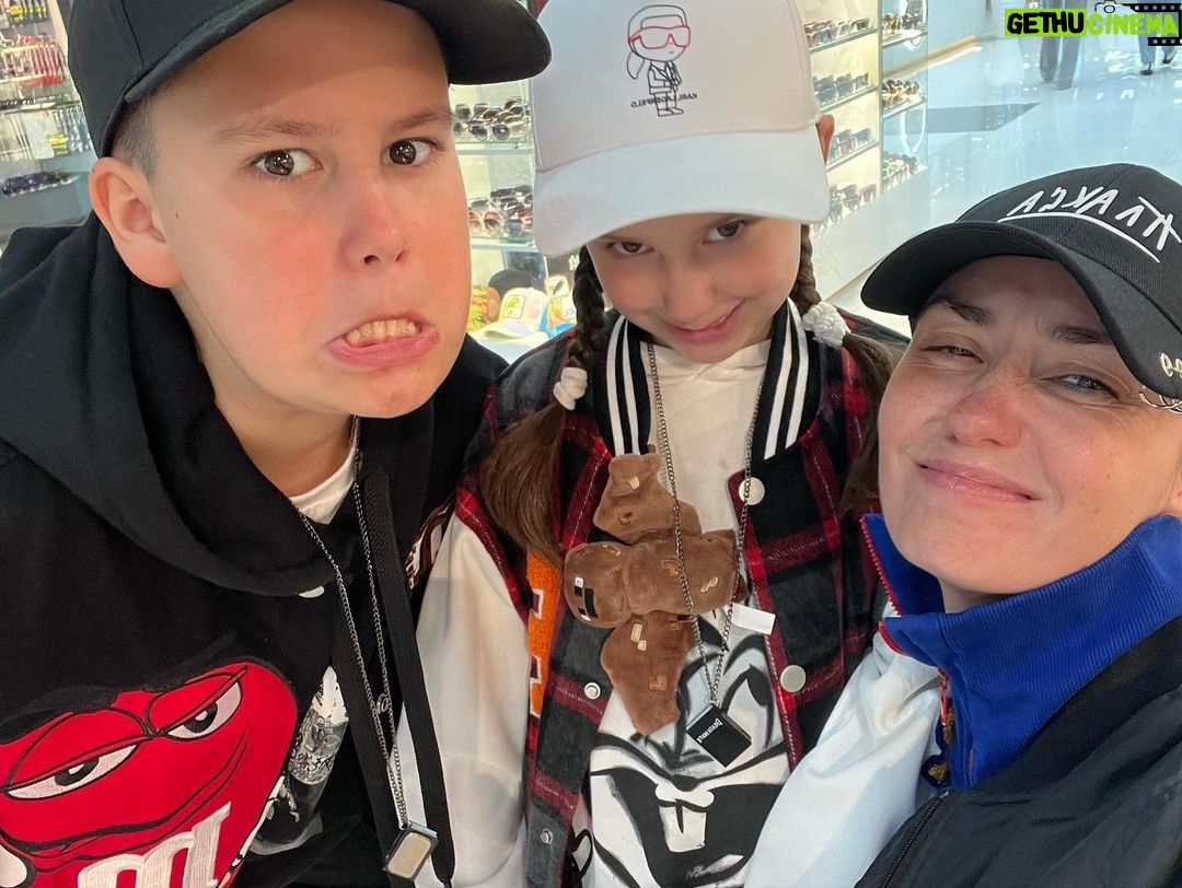 Agata Mutsenietse Instagram - Мои любимки полетели в Москву! Как же здорово, что совпали мои выходные и их каникулы, еще и в Сочи! Мы поделали всеееее! На 5 фотке посмотрите внимательно пожалуйста, там мы наглядно демонстрируем, как мы не счастливы и как дети мучаются фоткаясь для соцсетей) ❤️