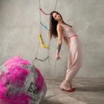 Agata Mutsenietse Instagram - Если вы не такой как все, значит вы особенный, значит вы отличаетесь от серой массы, значит вы можете менять то, что давно пора менять в этом мире, значит вы можете сами создавать и задавать новые тренды) вы - богемная рапсодия скрой массе 🥰 Команда Creative director / stylist: @brand.kurica Photography: @leonovich.ph Makeup: @aqua_marina_makeup Hair: @furybitch Nail’s style: @__onlynails__ Ass. nail’s style: @magical_nails_by_julia Decorator: @makeup.semenovaalex Clothes: @bazabrand.store @yanabesfamilnaya_official @sashagapanovich.shop